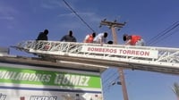 Hombre amaga con lanzarse de anuncio en Torreón