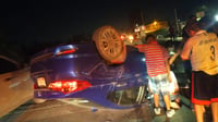 Joven choca contra auto familiar y termina volcado en la carretera Torreón - San Pedro 