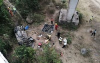 Vehículo con migrantes cae de puente en Veracruz; mueren dos y hay 15 heridos