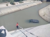 Aseguran auto con reporte de robo en canal de riego de Gómez Palacio