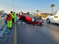 Automóvil termina volcado tras choque en Torreón