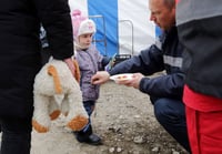 Refugiados ucranianos trabajan en voluntariado de la mano con paisanos 