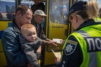 Ucranianos evacuados de Mariúpol van en camino a Zaporiyia