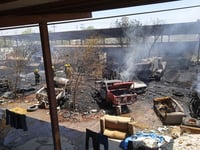 Fuego consume vehículos en una bodega de Gómez Palacio