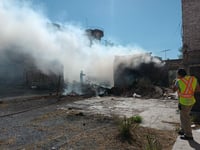 Incendio en baldío alerta a vecinos de Saltillo