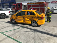 Taxi ignora alto y lo impacta camioneta en Torreón