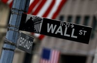 Bajan precios en acciones de Wall Street