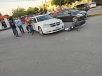 Conductora no respeta alto y se impacta contra joven motociclista en Gómez Palacio