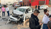 Camioneta se impacta con camión de pasajeros en Torreón, hay un lesionado grave