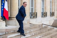 Ministro francés rechaza dejar su cargo tras acusaciones por violación