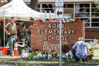'Mi hijo no era un monstruo', dice madre del tirador de escuela en Texas