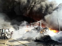 Fuerte incendio consume empresa recicladora en Torreón