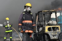 Controlan incendio en empresa recicladora de Torreón