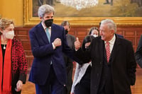 AMLO hace compromisos ambientales y energéticos con John Kerry
