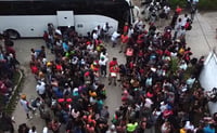 México da documentos a miles de migrantes, finaliza caravana