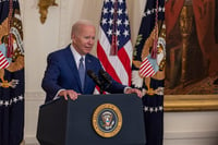 Joe Biden solicita a refinerías aumentar su producción y bajar precios