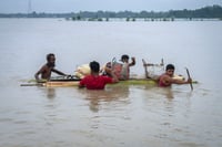 Muertes por inundaciones en India suben a 62
