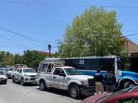 Autobús se impacta con auto estacionado en Gómez Palacio