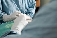 Amputan piernas y extirpan útero a mujer por mala atención médica en el IMSS