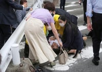 Balean a Shinzo Abe, exprimer ministro de Japón, durante acto de campaña