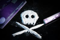 Muertes por sobredosis en EUA aumentaron 30% durante 2020