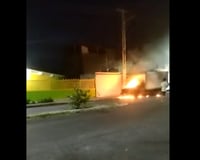 Reportan quema de vehículos y negocios en Irapuato y Celaya