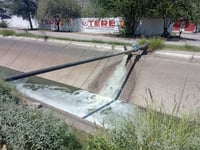 Persiste vertedero de aguas residuales sobre el canal de riego Santa Rosa Tlahualilo en Lerdo