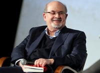 'Salman Rushdie está vivo gracias a un policía', dice gobernadora de Nueva York