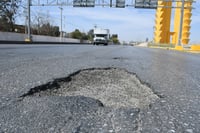 Invierten arriba de 6 millones de pesos en la reparación de baches en más de 300 calles de la ciudad de Torreón. (EL SIGLO DE TORREÓN)