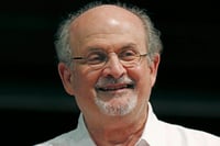 Escritor Salman Rushdie, 'en camino a la recuperación' pese a estado crítico