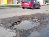 Luego de las lluvias de los últimos días, se han reportado más daños en el pavimento de Torreón. (EL SIGLO DE TORREÓN)