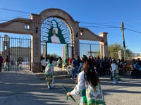 Chicos y grandes danzaron hacia la Parroquia de Nuestra Señora de Guadalupe conocida coloquialmente como la iglesia del cerrito ubicada en la colonia San Isidro (EL SIGLO DE TORREÓN/DANIELA CERVANTES) 