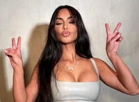 Kim Kardashian broncea su piel en bikini rosa