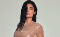 Kylie Jenner celebra su cumpleaños luciendo escotado vestido