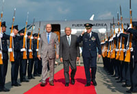 Aterriza López Obrador en Colombia para reunión con Petro