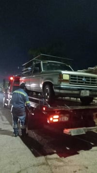 La Policía Municipal aseguró una camioneta Ford donde presuntamente huyó el agresor de la joven.