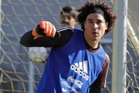 Imagen Guillermo Ochoa se convierte en el portero más goleado de la Serie A