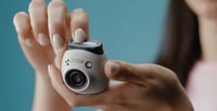 ¿Cómo es la nueva cámara Instax Pal? Tiene el tamaño de una pelota de beisbol