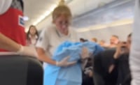 Mujer da a luz en pleno vuelo y asistentes de aerolínea la ayudan