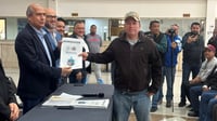 Entrega de escrituras beneficia a 23 familias en Monclova