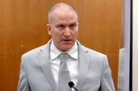 Acusan a recluso de apuñalar 20 veces a Derek Chauvin, asesino de George Floyd