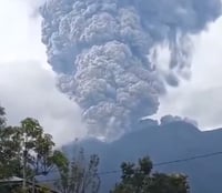 Volcán en Indonesia hace erupción y mueren 11 alpinistas; 12 están desaparecidos