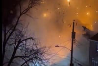 VIDEO: Explota vivienda en Arlington cuando policías realizaban cateo