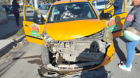 Taxista ignora alto y provoca choque en Torreón
