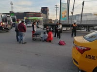 Hombre a bordo de moto derrapa y resulta herido