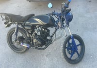 Viajaban en moto con número de serie alterado y traían droga