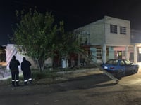 Caída de poste de luz traslada a bomberos en Juan E. García