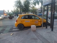 Padre e hija, pasajeros de taxi, resultan lesionados en choque