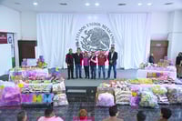 Dona empresa lagunera juguetes a niños de Gómez Palacio
