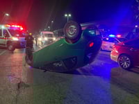 Vuelca auto compacto en la Torreón-Matamoros
